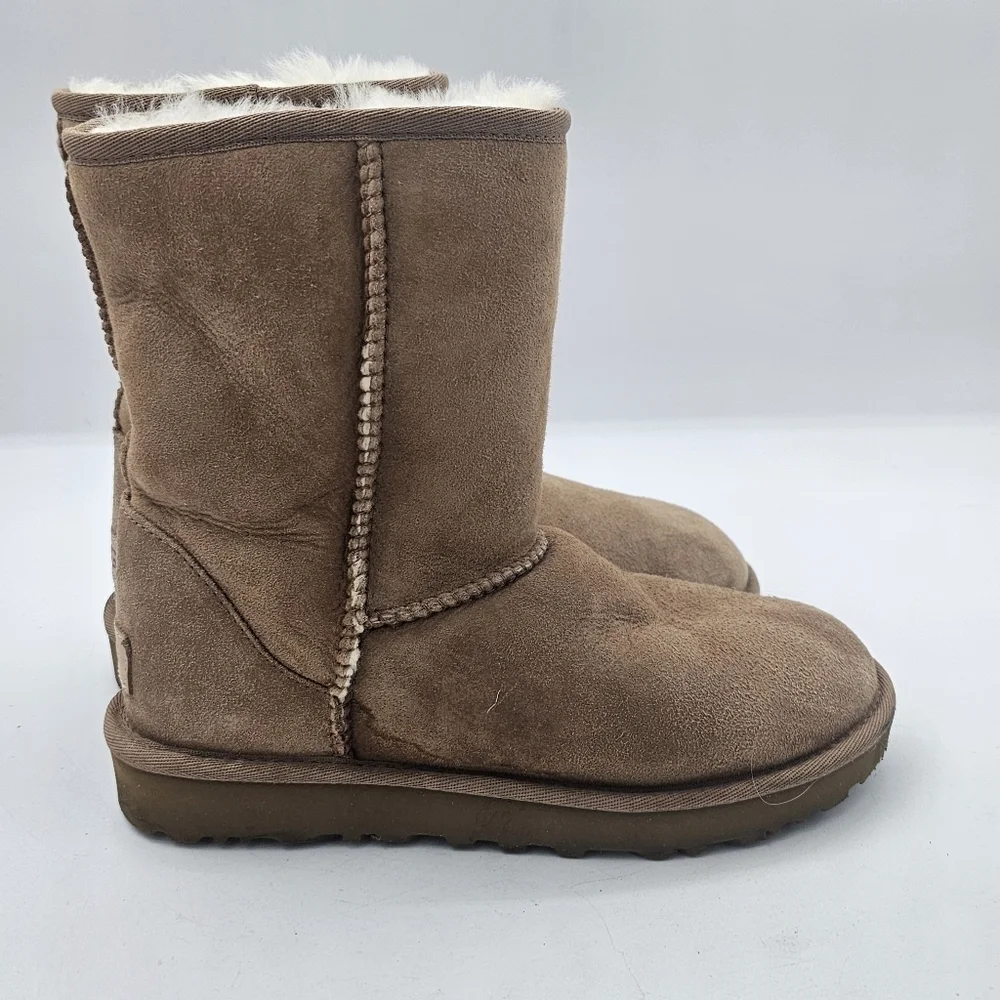 UGG Classic Short II Boots Chestnut Size 6 Cozy Winter